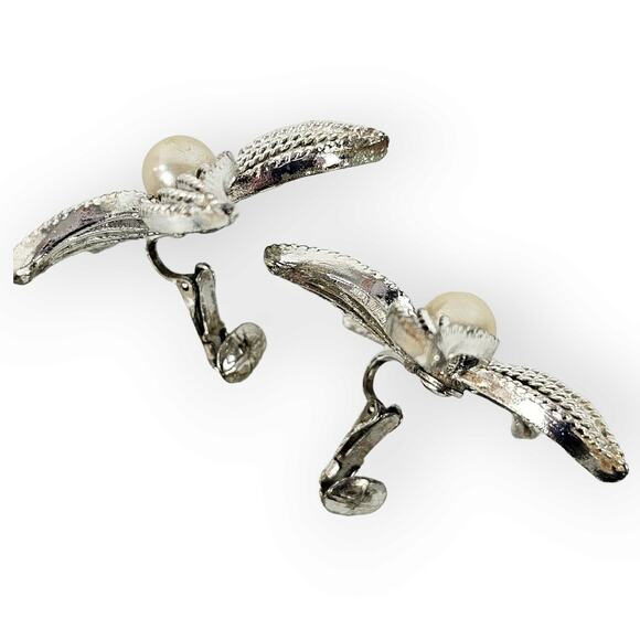 Vintage Sarah Coventry clip on silver toned flower earrings with pearls - Picture 3 of 5